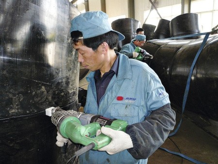 Ручной сварочный экструдер FUSION 2 при сварке резервуаров