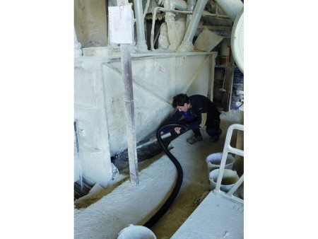 Использование пылеса ICLEAN в цеху по сбору цемента Использование пылеса ICLEAN в цеху по сбору цемента